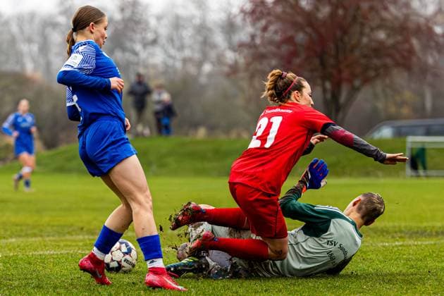 09.11.2025, GER, Fussball, Frauen, Saison 2025 2026, Landespokal, TSV Sundhausen 1869 - FC Carl Zeiss Jena U20-Juniorinnen Im Landespokal der Frauen gewannen die FC Carl Zeiss Jena U20-Juniorinnen ihr Auswärtsspiel beim TSV Sundhausen 1869 mit 0:7. 99867 Gotha OT Sundhausen Rasenplatz Sportplatz Truegleb Thüringen Deutschland