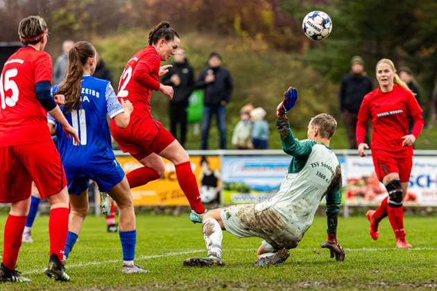 09.11.2025, GER, Fussball, Frauen, Saison 2025 2026, Landespokal, TSV Sundhausen 1869 - FC Carl Zeiss Jena U20-Juniorinnen Luise Brand (TSV 1869 Sundhausen), Sylvana Curth (TSV 1869 Sundhausen), Helen Borner (FC Carl Zeiss Jena U20-Juniorinnen) 99867 Gotha OT Sundhausen Rasenplatz Sportplatz Truegleb Thüringen Deutschland