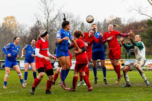 09.11.2025, GER, Fussball, Frauen, Saison 2025 2026, Landespokal, TSV Sundhausen 1869 - FC Carl Zeiss Jena U20-Juniorinnen Im Landespokal der Frauen gewannen die FC Carl Zeiss Jena U20-Juniorinnen ihr Auswärtsspiel beim TSV Sundhausen 1869 mit 0:7. 99867 Gotha OT Sundhausen Rasenplatz Sportplatz Truegleb Thüringen Deutschland