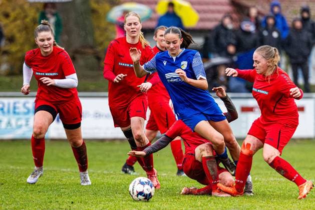 09.11.2025, GER, Fussball, Frauen, Saison 2025 2026, Landespokal, TSV Sundhausen 1869 - FC Carl Zeiss Jena U20-Juniorinnen Im Landespokal der Frauen gewannen die FC Carl Zeiss Jena U20-Juniorinnen ihr Auswärtsspiel beim TSV Sundhausen 1869 mit 0:7. 99867 Gotha OT Sundhausen Rasenplatz Sportplatz Truegleb Thüringen Deutschland