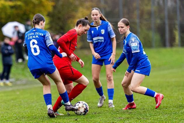 09.11.2025, GER, Fussball, Frauen, Saison 2025 2026, Landespokal, TSV Sundhausen 1869 - FC Carl Zeiss Jena U20-Juniorinnen Im Landespokal der Frauen gewannen die FC Carl Zeiss Jena U20-Juniorinnen ihr Auswärtsspiel beim TSV Sundhausen 1869 mit 0:7. 99867 Gotha OT Sundhausen Rasenplatz Sportplatz Truegleb Thüringen Deutschland