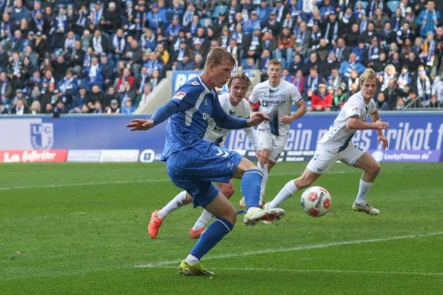 09.11.2025, xgox, Fussball 2. Bundesliga, 1. FC Magdeburg - SC Paderborn 07 emspor, v.l. Luka Hyryläinen (Magdeburg) schiesst den Ball aufs Tor, Torschuss, Schuss (DFL DFB REGULATIONS PROHIBIT ANY USE OF PHOTOGRAPHS as IMAGE SEQUENCES and or QUASI-VIDEO) Magdeburg