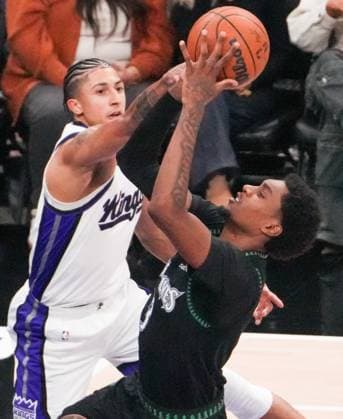 (251110) -- SACRAMENTO, Nov. 10, 2025 -- Jaden McDaniels (R) of Minnesota Timberwolves competes during the 2025-2026 NBA, Basketball Herren, USA regular season match between Sacramento Kings and Minnesota Timberwolves in Sacramento, the United States, Nov. 9, 2025. (Photo by Xinhua) (SP)U.S.-SACRAMENTO-BASKETBALL-NBA-KINGS VS TIMBERWOLVES SunxYuxuan 
