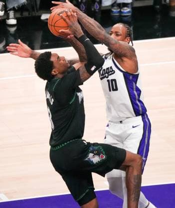 (251110) -- SACRAMENTO, Nov. 10, 2025 -- DeMar DeRozan (R) of Sacramento Kings defends during the 2025-2026 NBA, Basketball Herren, USA regular season match between Sacramento Kings and Minnesota Timberwolves in Sacramento, the United States, Nov. 9, 2025. (Photo by Xinhua) (SP)U.S.-SACRAMENTO-BASKETBALL-NBA-KINGS VS TIMBERWOLVES SunxYuxuan 