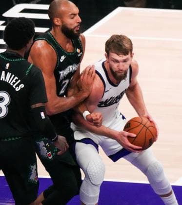 (251110) -- SACRAMENTO, Nov. 10, 2025 -- Domantas Sabonis (R) of Sacramento Kings competes against Rudy Gobert (C) of Minnesota Timberwolves during the 2025-2026 NBA, Basketball Herren, USA regular season match between Sacramento Kings and Minnesota Timberwolves in Sacramento, the United States, Nov. 9, 2025. (Photo by Xinhua) (SP)U.S.-SACRAMENTO-BASKETBALL-NBA-KINGS VS TIMBERWOLVES SunxYuxuan 