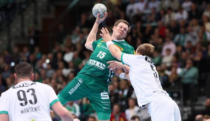 Leipzig, 09.11.2025, Arena Leipzig, Handball, Bundesliga, 11.Spieltag , SC DHfK Leipzig vs. Füchse Berlin , Im Bild von links; Adam Lönn Loenn (15, Leipzig), Max Darj ( 5, Berlin). , Nur zur redaktionellen Nutzung. Only editorial use. , DHB HBL regulations prohibit any use of photographs as image sequences and or quasi-video. ,
