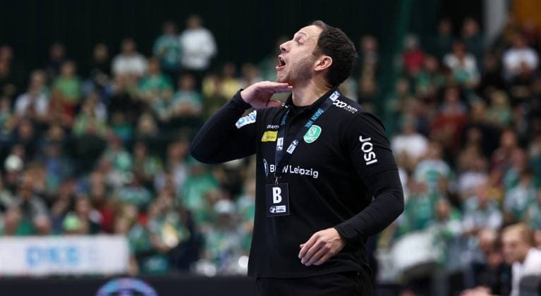 Leipzig, 09.11.2025, Arena Leipzig, Handball, Bundesliga, 11.Spieltag , SC DHfK Leipzig vs. Füchse Berlin , Im Bild; Trainer Raul Alonso, DHfK Leipzig , Nur zur redaktionellen Nutzung. Only editorial use. , DHB HBL regulations prohibit any use of photographs as image sequences and or quasi-video. ,