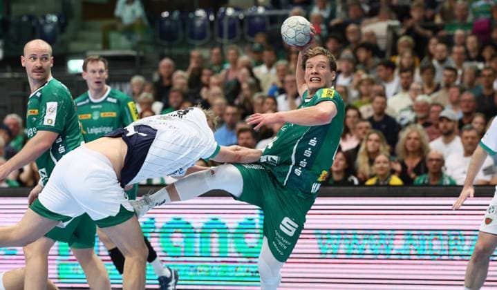 Leipzig, 09.11.2025, Arena Leipzig, Handball, Bundesliga, 11.Spieltag , SC DHfK Leipzig vs. Füchse Berlin , Im Bild von links; Max Darj ( 5, Berlin), Blaer Hinriksson (44, Leipzig). , Nur zur redaktionellen Nutzung. Only editorial use. , DHB HBL regulations prohibit any use of photographs as image sequences and or quasi-video. ,