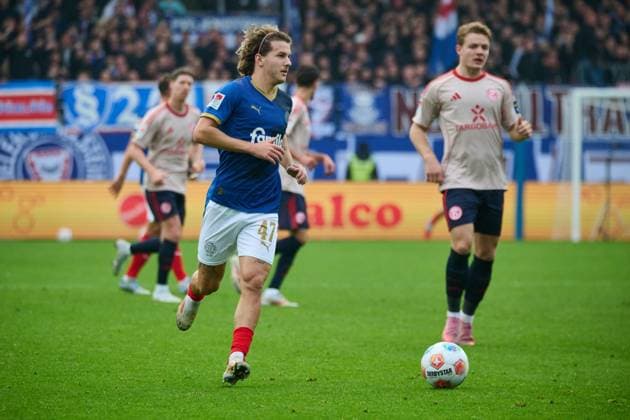09.11.2025, Fußball, Herren, 2.BL (Bundesliga), Saison 2025 2026, Holstein Kiel - Fortuna Düsseldorf, 12. Spieltag John Tolkin am Ball gegen Christian Rasmussen Kiel Holstein-Stadion Schleswig-Holstein Deutschland