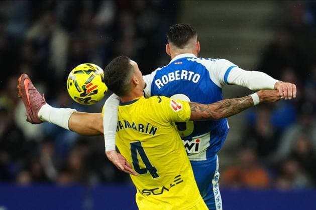 ESP: RCD Espanyol v Villarreal CF. La Liga EA Sports. Date 12 Roberto Fernandez of RCD Espanyol and Rafa Marin of Villarreal CF during the La Liga EA Sports match between RCD Espanyol and Villarreal CF played at RCDE Stadium on November 8, 2025 in Barcelona, Spain. kpng Copyright: xBaguxBlancox xPRESSINx PS_251108_ESP_VIL_2526_397