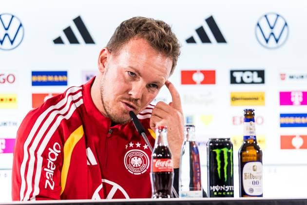 DFB Herren Trainingslager: Pressekonferenz; 10.11.2025 Julian Nagelsmann (Bundestrainer Deutschland), kratzt sich an der Schläfe, tippt mit Zeigefinger an die Schläfe DFB Herren Trainingslager: Pressekonferenz, Wolfsburg, Volkswagen Arena am 10.11.2025 Copyright: xBEAUTIFULxSPORTS Wunderlx