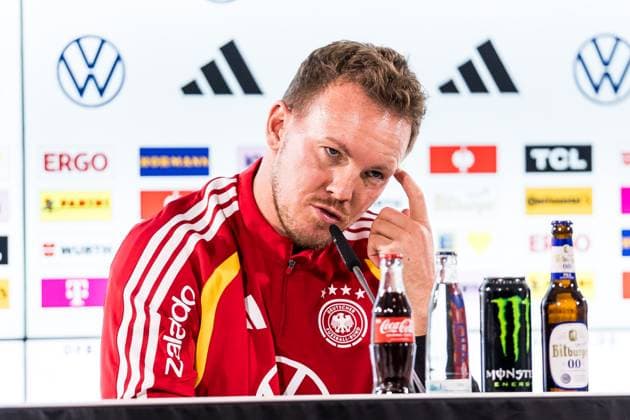 DFB Herren Trainingslager: Pressekonferenz; 10.11.2025 Julian Nagelsmann (Bundestrainer Deutschland), kratzt sich an der Schläfe, tippt mit Zeigefinger an die Schläfe DFB Herren Trainingslager: Pressekonferenz, Wolfsburg, Volkswagen Arena am 10.11.2025 Copyright: xBEAUTIFULxSPORTS Wunderlx