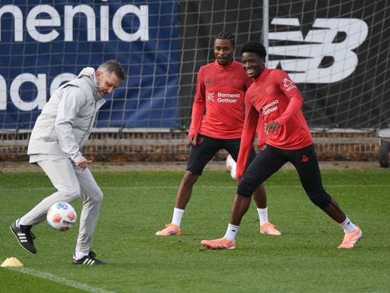 10.11.2025, xophax, Fussball 1.Bundesliga, Bayer 04 Leverkusen Training in der Länderspielpause. Nathan Tella , mitte und Axel Tape , rechts ( beide Bayer 04 Leverkusen ) mit Physiotherapeut Carsten Rademacher , links (DFL DFB REGULATIONS PROHIBIT ANY USE OF PHOTOGRAPHS as IMAGE SEQUENCES and or QUASI-VIDEO) Leverkusen