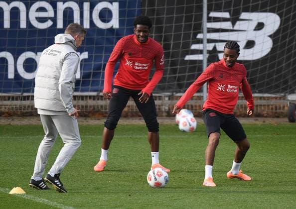 10.11.2025, xophax, Fussball 1.Bundesliga, Bayer 04 Leverkusen Training in der Länderspielpause. Nathan Tella , rechts und Axel Tape , mitte ( beide Bayer 04 Leverkusen ) mit Physiotherapeut Carsten Rademacher , links (DFL DFB REGULATIONS PROHIBIT ANY USE OF PHOTOGRAPHS as IMAGE SEQUENCES and or QUASI-VIDEO) Leverkusen