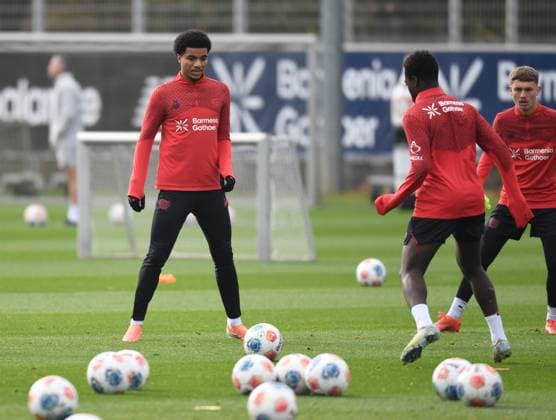 10.11.2025, xophax, Fussball 1.Bundesliga, Bayer 04 Leverkusen Training in der Länderspielpause. Links Malik Tillmann ( Bayer 04 Leverkusen ) (DFL DFB REGULATIONS PROHIBIT ANY USE OF PHOTOGRAPHS as IMAGE SEQUENCES and or QUASI-VIDEO) Leverkusen