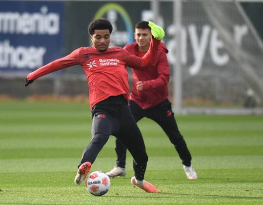 10.11.2025, xophax, Fussball 1.Bundesliga, Bayer 04 Leverkusen Training in der Länderspielpause. Malik Tillmann ( Bayer 04 Leverkusen ) , vorn und Claudio Echeverri , rechts hinten ( Bayer 04 ) (DFL DFB REGULATIONS PROHIBIT ANY USE OF PHOTOGRAPHS as IMAGE SEQUENCES and or QUASI-VIDEO) Leverkusen