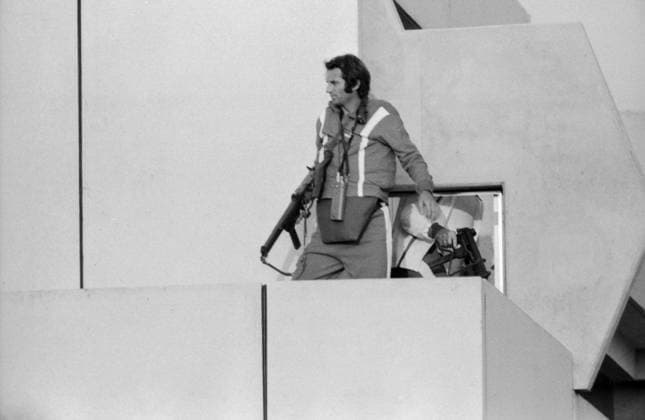 Münchner Olympia Attentat Ein als Sportler getarnter Polizeibeamter mit Maschinenpistole steht auf dem Dach des Gebäudes 31 im Olympischen Dorf in München während der Geiselnahme am 5. September 1972. München Bayern Deutschland *** Munich Olympia Attack a as Athletes more camouflaged Police officials with Machine gun is on the Roof the Building 31 in Olympic Village in Munich during the Hostage-taking at 5 September 1972 Munich Bavaria Germany Copyright: xUnitedxArchivesx xSvenxSimonxArchivesx SVS_94030000018