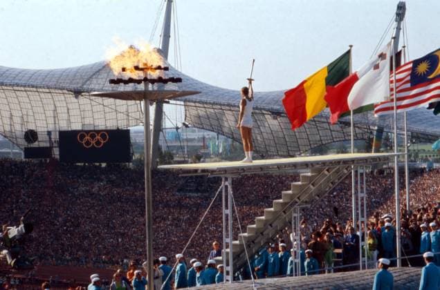 Olympische Sommer-Spiele München 1972 - Eröffnungsfeier Der deutsche Leichtathlet Günter Zahn entzündet das Olympische Feuer bei der feierlichen Eröffnung der Olympischen Sommerspiele 1972 im Münchner Olympiastadion. München Bayern Deutschland *** Olympic Summer Games Munich 1972 Opening ceremony the German Light athlete Günter Tooth ignites the Olympic Fire at the solemn Opening the Olympic Summer Games 1972 in Munich Olympic Stadium Munich Bavaria Germany Copyright: xUnitedxArchivesx xSvenxSimonxSportx SVS_95010000005