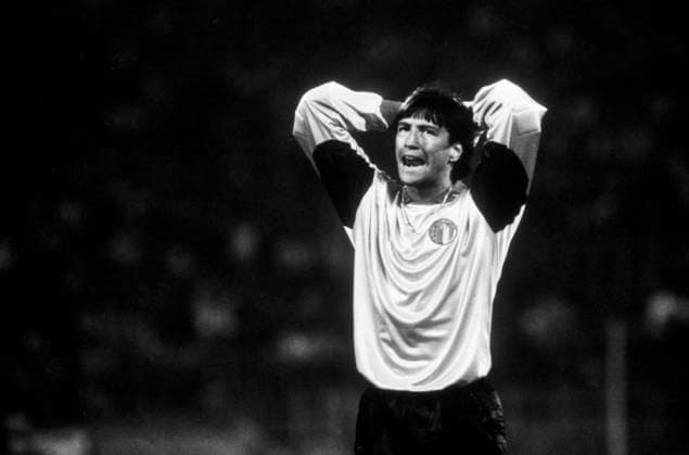 Fußball-Weltmeisterschaft 1990 Italiens Torwart Walter Zenga mit erhobenen Armen während des Vorrundenspiels gegen Österreich bei der Fußball-Weltmeisterschaft 1990 in Italien. Rom Rom Italien *** Football World Cup 1990 Italy Goalkeeper Walter Zenga with collected Poor during the Preliminary round game against Austria at the Football World Cup 1990 in Italy Rome Rome Italy Copyright: xUnitedxArchivesx xSvenxSimonxSportx SVS_95010000142