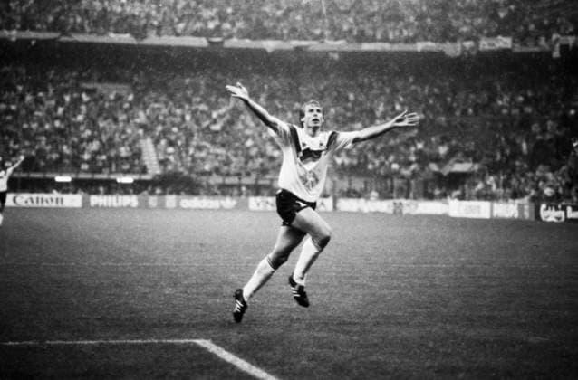 Fußball-Weltmeisterschaft 1990 Jürgen Klinsmann (Deutschland) jubelt im Regen mit ausgebreiteten Armen über sein Tor gegen die Vereinigten Arabischen Emirate im Vorrundenspiel der Fußball-WM 1990 in Italien. Mailand Lombardei Italien *** Football World Cup 1990 Jürgen Klinsmann Germany cheering in Rain with outspread Poor above be goal against The United Arab Emirates in Preliminary round game the Football World Cup 1990 in Italy Milan Lombardy Italy Copyright: xUnitedxArchivesx xSvenxSimonxSportx SVS_95010000205
