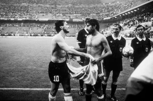 Fußball-Weltmeisterschaft 1990 Lothar Matthäus (Deutschland, li.) und Abdullah Abdulrahman Mohamed (VAE) tauschen nach dem Vorrundenspiel bei der Fußball-WM 1990 in Italien ihre Trikots. Mailand Lombardei Italien *** Football World Cup 1990 Lothar Matthew Germany, left and Abdullah Abdul Rahman Mohamed UAE exchange After the Preliminary round game at the Football World Cup 1990 in Italy theirs Jerseys Milan Lombardy Italy Copyright: xUnitedxArchivesx xSvenxSimonxSportx SVS_95010000206