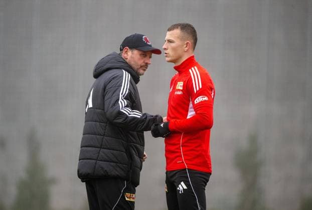 Fußball, Herren, Saison 2025 2026, 1. Bundesliga, 1. FC Union Berlin, Training, v. l. Trainer Steffen Baumgart (1. FC Union Berlin), Tim Skarke (1. FC Union Berlin), 10.11. 2025, Copyright: xMatthiasxKochx