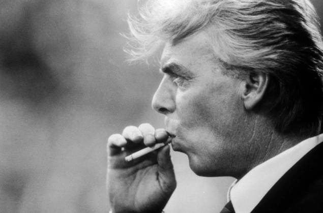 Fußball-Weltmeisterschaft 1990 Leo Beenhakker, Trainer der niederländischen Fußballnationalmannschaft, zieht während des Spiels konzentriert an einer Zigarette am Spielfeldrand gegen Ägypten während der Fußball-Weltmeisterschaft 1990. Palermo Sizilien Italien *** Football World Cup 1990 Leo Beenhakker, team manager the Dutch national soccer team, shoots during the Game concentrated to a Cigarette at Field edge against Egypt during the Football World Cup 1990 Palermo Sicily Italy Copyright: xUnitedxArchivesx xSvenxSimonxSportx SVS_95010000238