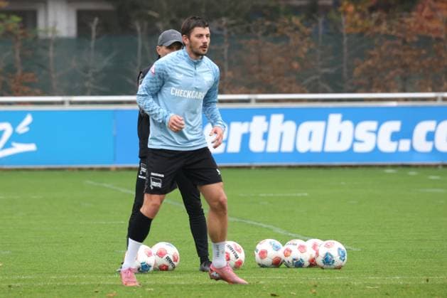 DEU, DFL, 2. FBL Hertha BSC, Training, 10.11.2025, Sportforum, Berlin, DEU, DFL, 2. FBL Hertha BSC, Training, im Bild Dawid Kownacki (Hertha BSC Berlin 9), Cheftrainer Stefan Leitl (Hertha BSC Berlin) DFL - regulations prohibit any use of Photographs as image sequences and or quasi-video