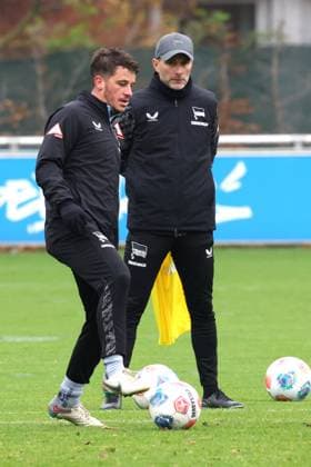 DEU, DFL, 2. FBL Hertha BSC, Training, 10.11.2025, Sportforum, Berlin, DEU, DFL, 2. FBL Hertha BSC, Training, im Bild Diego Demme (Hertha BSC Berlin 6), Cheftrainer Stefan Leitl (Hertha BSC Berlin) DFL - regulations prohibit any use of Photographs as image sequences and or quasi-video