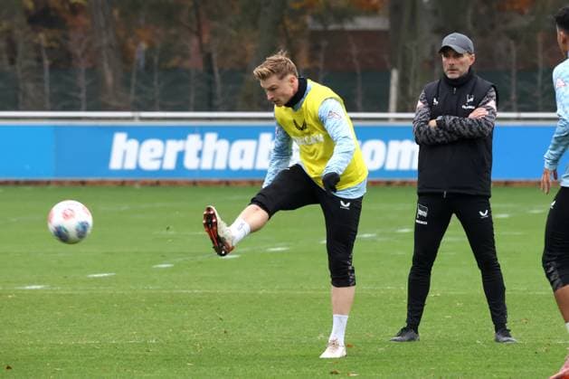 DEU, DFL, 2. FBL Hertha BSC, Training, 10.11.2025, Sportforum, Berlin, DEU, DFL, 2. FBL Hertha BSC, Training, im Bild Julian Eitschberger (Hertha BSC Berlin 2), Cheftrainer Stefan Leitl (Hertha BSC Berlin) DFL - regulations prohibit any use of Photographs as image sequences and or quasi-video