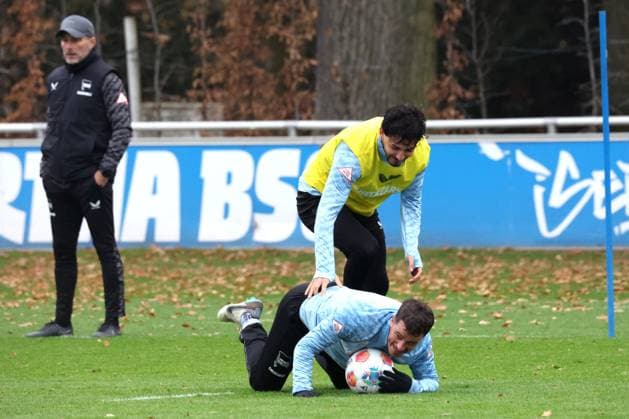 DEU, DFL, 2. FBL Hertha BSC, Training, 10.11.2025, Sportforum, Berlin, DEU, DFL, 2. FBL Hertha BSC, Training, im Bild Diego Demme (Hertha BSC Berlin 6), Kevin Sessa (Hertha BSC Berlin 8), Cheftrainer Stefan Leitl (Hertha BSC Berlin) DFL - regulations prohibit any use of Photographs as image sequences and or quasi-video