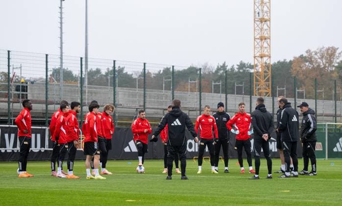 Fußball, Herren, Saison 2025 2026, 1. Bundesliga, 1. FC Union Berlin, Training, Ansprache Trainer Steffen Baumgart (r., 1. FC Union Berlin), hinten die Baustelle für das Parkhaus, 10.11. 2025, Copyright: xMatthiasxKochx
