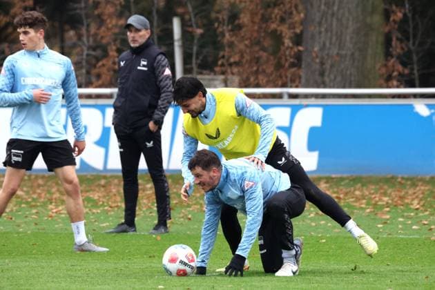 DEU, DFL, 2. FBL Hertha BSC, Training, 10.11.2025, Sportforum, Berlin, DEU, DFL, 2. FBL Hertha BSC, Training, im Bild Diego Demme (Hertha BSC Berlin 6), Kevin Sessa (Hertha BSC Berlin 8), Cheftrainer Stefan Leitl (Hertha BSC Berlin) DFL - regulations prohibit any use of Photographs as image sequences and or quasi-video