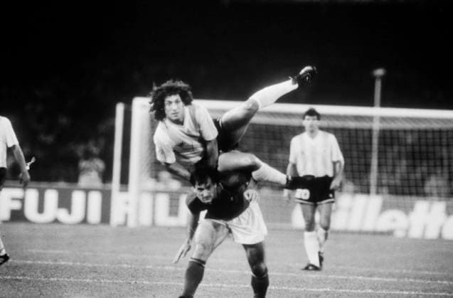 Fußball-Weltmeisterschaft 1990 Im WM-Halbfinale 1990 zwischen Italien und Argentinien springt Pedro Troglio seinem Gegenspieler Luigi De Agostini auf den Rücken. Neapel Kampanien Italien *** Football World Cup 1990 in World Cup Semi-finals 1990 between Italy and Argentina jumps Pedro Troglio his Opponent Luigi de Agostini on the Back Naples Campania Italy Copyright: xUnitedxArchivesx xSvenxSimonxSportx SVS_95010000474