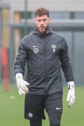 RECORD DATE NOT STATED 10.11.2025, xgox, Fussball - 1.Bundesliga VfL Wolfsburg - Training emspor, v.l. Marius Mueller (Müller, Wolfsburg, 29) (DFL DFB REGULATIONS PROHIBIT ANY USE OF PHOTOGRAPHS as IMAGE SEQUENCES and or QUASI-VIDEO) Wolfsburg