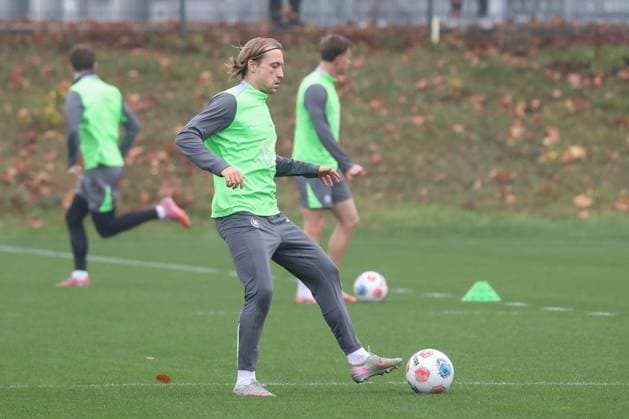 RECORD DATE NOT STATED 10.11.2025, xgox, Fussball - 1.Bundesliga VfL Wolfsburg - Training emspor, v.l. Lovro Majer (Wolfsburg, 10) (DFL DFB REGULATIONS PROHIBIT ANY USE OF PHOTOGRAPHS as IMAGE SEQUENCES and or QUASI-VIDEO) Wolfsburg