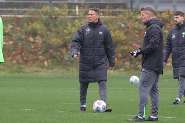 RECORD DATE NOT STATED 10.11.2025, xgox, Fussball - 1.Bundesliga VfL Wolfsburg - Training emspor, v.l. Daniel Bauer (Wolfsburg, Trainer) (DFL DFB REGULATIONS PROHIBIT ANY USE OF PHOTOGRAPHS as IMAGE SEQUENCES and or QUASI-VIDEO) Wolfsburg