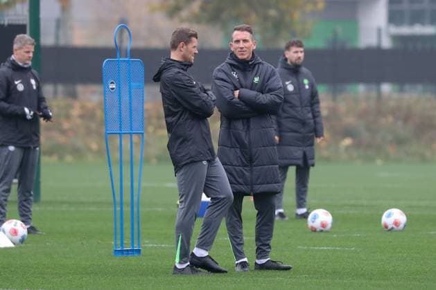 RECORD DATE NOT STATED 10.11.2025, xgox, Fussball - 1.Bundesliga VfL Wolfsburg - Training emspor, v.l. Daniel Bauer (Wolfsburg, Trainer) (DFL DFB REGULATIONS PROHIBIT ANY USE OF PHOTOGRAPHS as IMAGE SEQUENCES and or QUASI-VIDEO) Wolfsburg