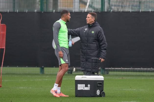 RECORD DATE NOT STATED 10.11.2025, xgox, Fussball - 1.Bundesliga VfL Wolfsburg - Training emspor, v.l. Daniel Bauer(Wolfsburg, Trainer) gibt Anweisungen, gestikuliert mit den Armen, gesticulate, gives instructions Vini Souza (Wolfsburg, 5) (DFL DFB REGULATIONS PROHIBIT ANY USE OF PHOTOGRAPHS as IMAGE SEQUENCES and or QUASI-VIDEO) Wolfsburg