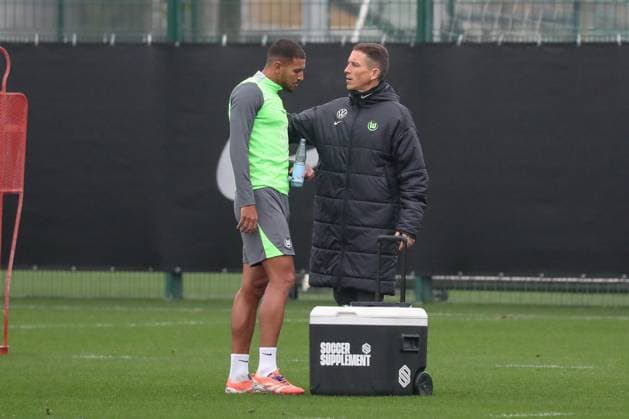 RECORD DATE NOT STATED 10.11.2025, xgox, Fussball - 1.Bundesliga VfL Wolfsburg - Training emspor, v.l. Daniel Bauer(Wolfsburg, Trainer) gibt Anweisungen, gestikuliert mit den Armen, gesticulate, gives instructions Vini Souza (Wolfsburg, 5) (DFL DFB REGULATIONS PROHIBIT ANY USE OF PHOTOGRAPHS as IMAGE SEQUENCES and or QUASI-VIDEO) Wolfsburg