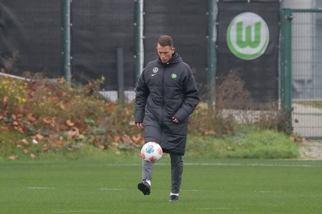 RECORD DATE NOT STATED 10.11.2025, xgox, Fussball - 1.Bundesliga VfL Wolfsburg - Training emspor, v.l. Daniel Bauer (Wolfsburg, Trainer) (DFL DFB REGULATIONS PROHIBIT ANY USE OF PHOTOGRAPHS as IMAGE SEQUENCES and or QUASI-VIDEO) Wolfsburg