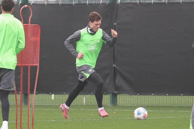 RECORD DATE NOT STATED 10.11.2025, xgox, Fussball - 1.Bundesliga VfL Wolfsburg - Training emspor, v.l. Anders Skov Olsen (Wolfsburg, 7) am Ball, plays the ball (DFL DFB REGULATIONS PROHIBIT ANY USE OF PHOTOGRAPHS as IMAGE SEQUENCES and or QUASI-VIDEO) Wolfsburg