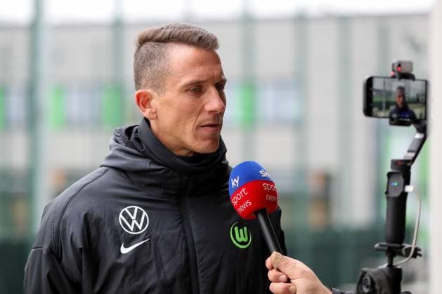RECORD DATE NOT STATED 10.11.2025, xgox, Fussball - 1.Bundesliga VfL Wolfsburg - Training emspor, v.l. Daniel Bauer (Wolfsburg, Trainer) (DFL DFB REGULATIONS PROHIBIT ANY USE OF PHOTOGRAPHS as IMAGE SEQUENCES and or QUASI-VIDEO) Wolfsburg