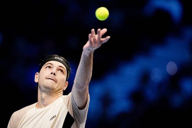 United StatesÕ Taylor Fritz serves against Italy s Lorenzo Musetti during the singles tennis match of the ATP, Tennis Herren World Tour Finals at the Inalpi Arena in Turin, Italy - Sunday, Nov. 10, 2025. - .  Copyright: xMarcoxAlpozzi LaPressex