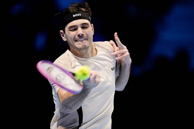 United StatesÕ Taylor Fritz returns the ball to Italy s Lorenzo Musetti during the singles tennis match of the ATP, Tennis Herren World Tour Finals at the Inalpi Arena in Turin, Italy - Sunday, Nov. 10, 2025. - .  Copyright: xMarcoxAlpozzi LaPressex