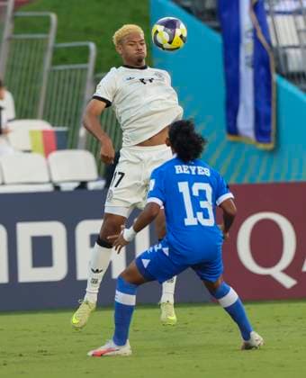 El Salvador v Germany Group G- FIFA U-17 World Cup Qatar 2025 Maik Afri Akumu of Germany and Andrew Reyes of El Salvador in action during the FIFA U-17 World Cup Qatar 2025 Group G match between El Salvador and Germany in Doha, Qatar, on November 10, 2025. DOHA Qatar Copyright: xNOUSHADxTHEKKAYILx