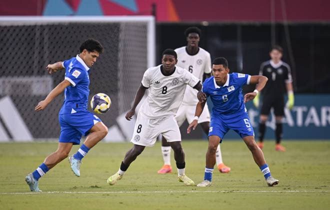 Fussball, Junioren U 17 WM 2025 in Doha Katar Vorrunde 10.11.2025 Gruppe G El Salvador - Deutschland Jeremiah Dennit Mensah (Mitte, Deutschland) gegen Brandon Ramirez (li, El Salvador) und Jefferson Perla (re,El Salvador)