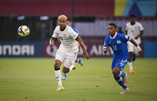Fussball, Junioren U 17 WM 2025 in Doha Katar Vorrunde 10.11.2025 Gruppe G El Salvador - Deutschland Maik Afri Akumu (li, Deutschland) gegen Andrew Reyes (re ,El Salvador)