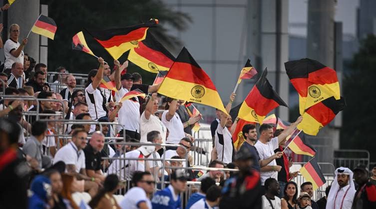 Fussball, Junioren U 17 WM 2025 in Doha Katar Vorrunde 10.11.2025 Gruppe G El Salvador - Deutschland Deutsche Fans mit Fahnen