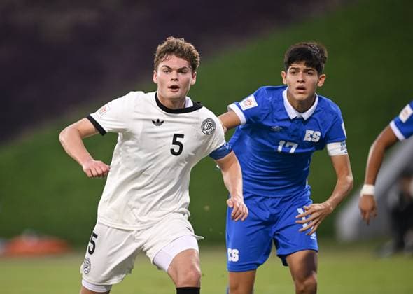 Fussball, Junioren U 17 WM 2025 in Doha Katar Vorrunde 10.11.2025 Gruppe G El Salvador - Deutschland Ben Hawighorst (li, Deutschland) gegen Emerson Guardado (re ,El Salvador)